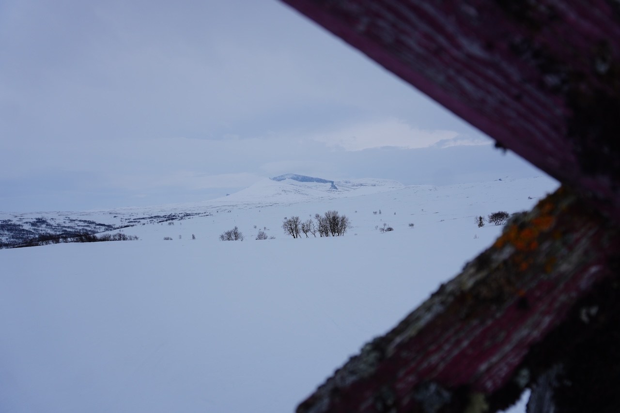 Helags glaciär med ledkryss i sidan av bilden