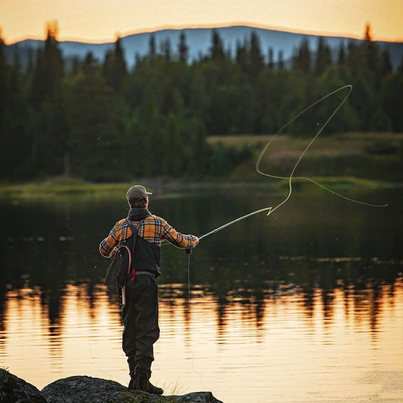 Fiske i solnedgång i Borgafjäll