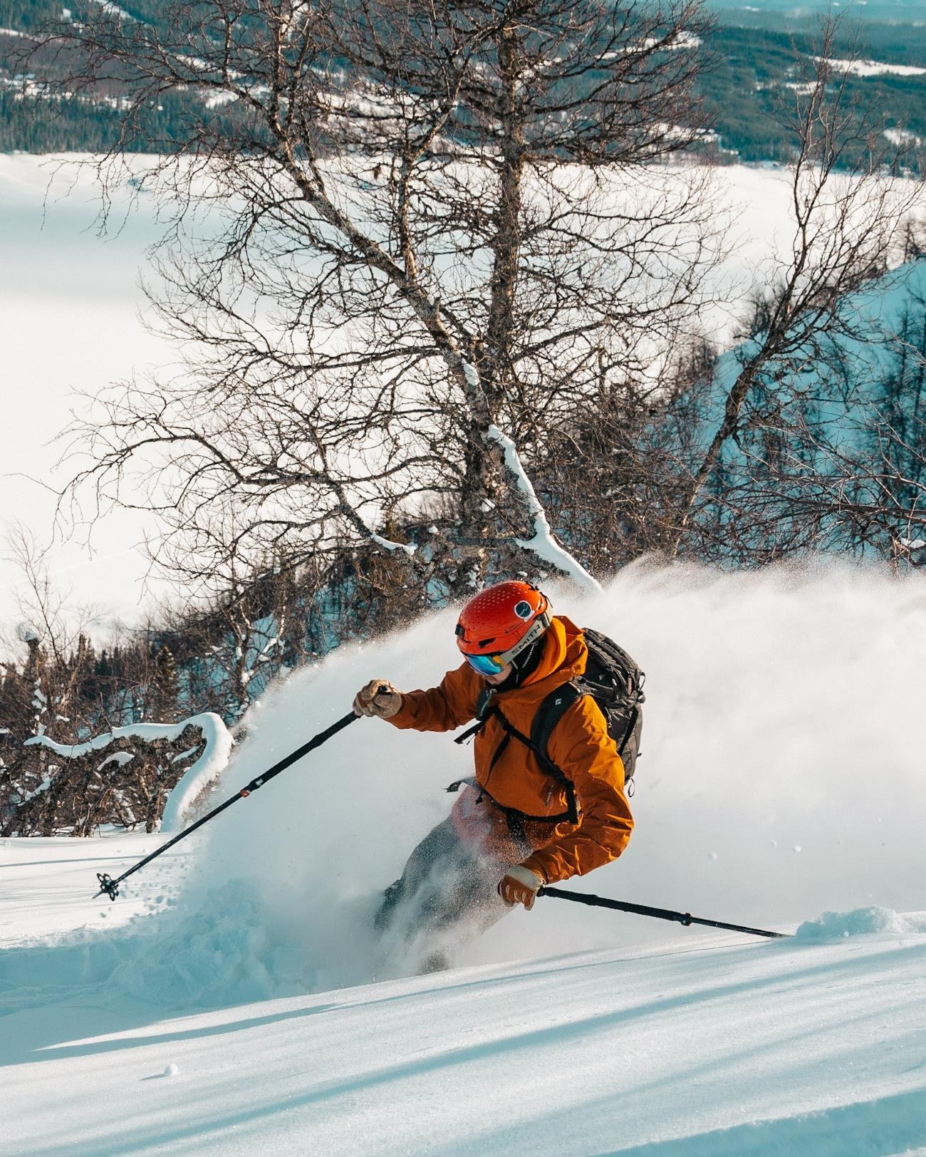 Puderåkning på skidor i natursnö i Borgafjäll
